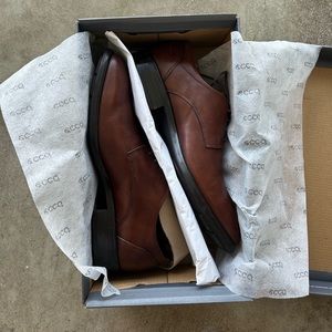 ECCO NEW IN BOX. Brown leather dress shoes. Size 9-9.5/43